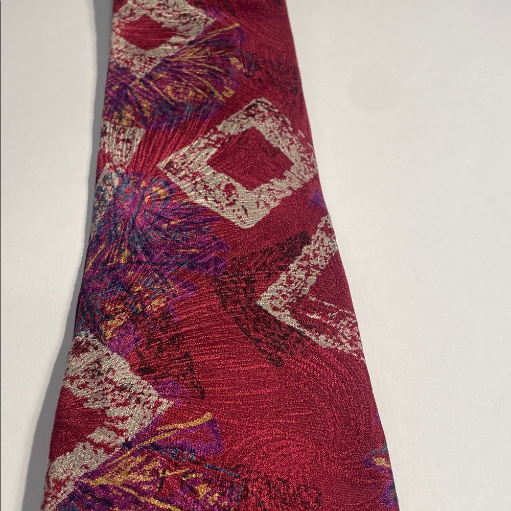 Men's Red Geometric Silk Tie - Classic Pattern